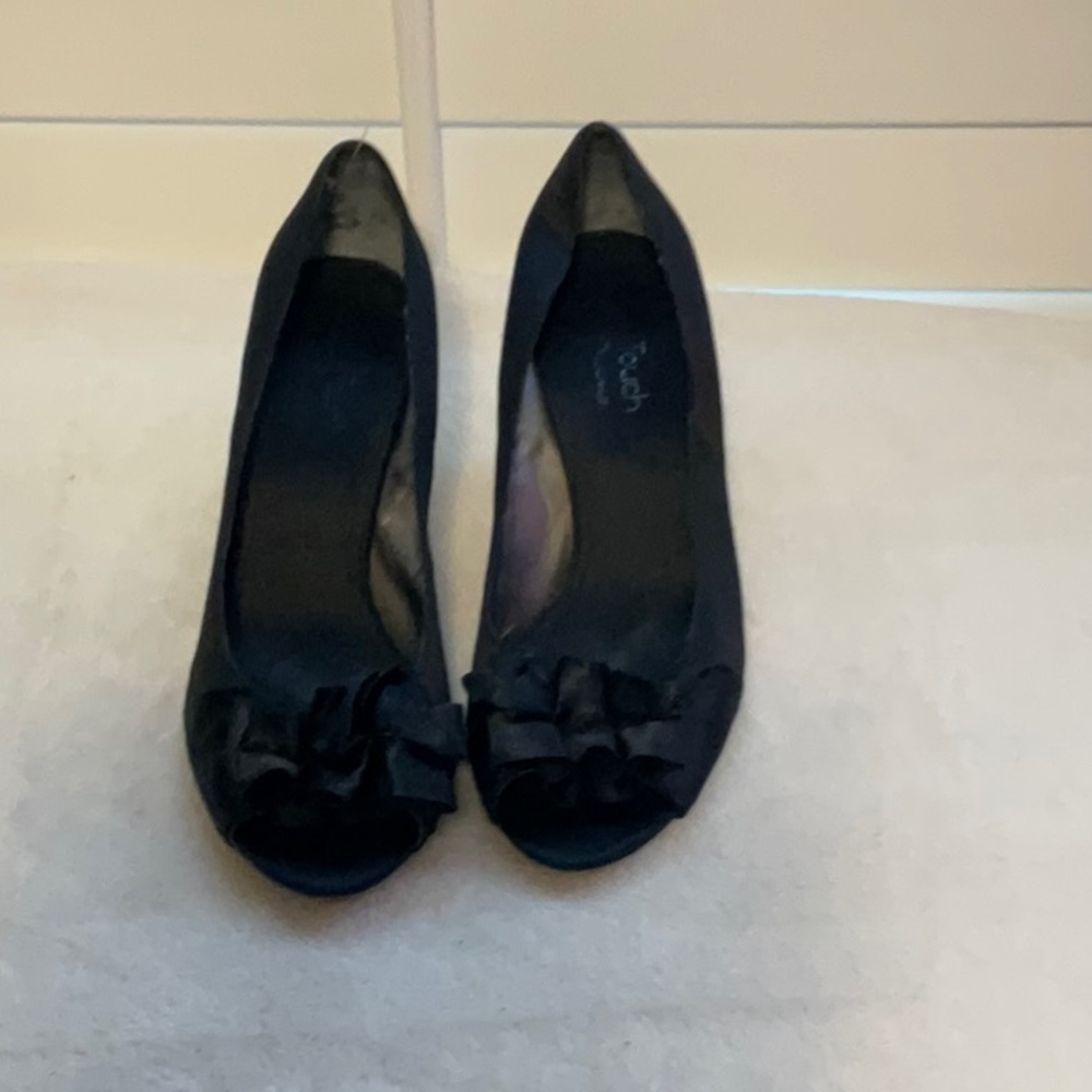 Nina Black Heels with Classic Design